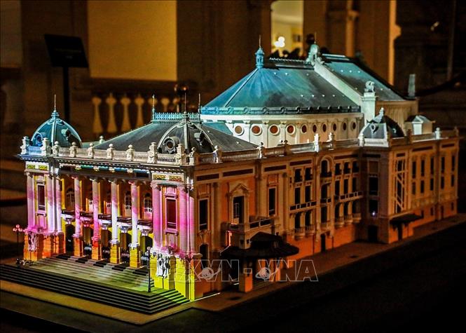 Triển lãm “115 năm Nhà hát kể chuyện - Di sản cất lời bằng ánh sáng và công nghệ” sử dụng công nghệ tiên tiến như 3D mapping và thực tế tăng cường (AR) để biến toàn bộ không gian nhà hát thành một 