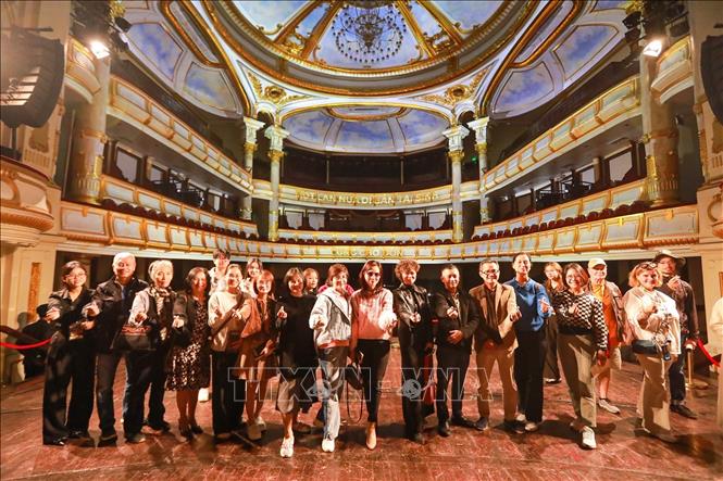 Triển lãm “115 năm Nhà hát kể chuyện - Di sản cất lời bằng ánh sáng và công nghệ” thu hút sự quan tâm của người dân và du khách. Ảnh: Khánh Hoà - TTXVN