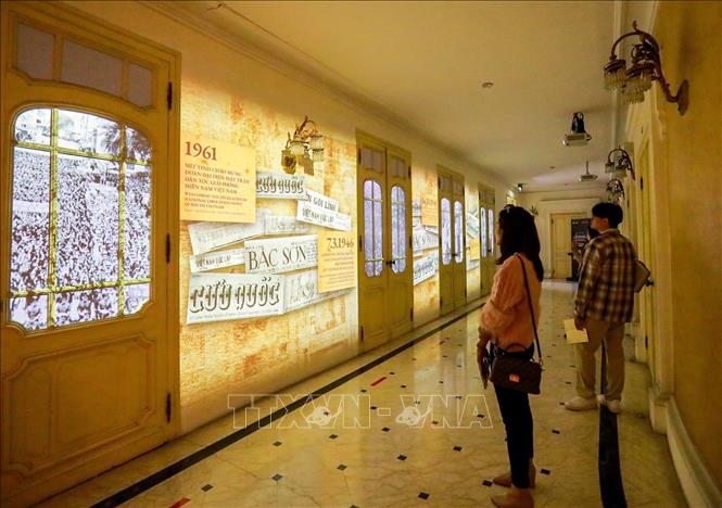 Triển lãm “115 năm Nhà hát kể chuyện - Di sản cất lời bằng ánh sáng và công nghệ” thu hút sự quan tâm của người dân và du khách. Ảnh: Khánh Hoà - TTXVN