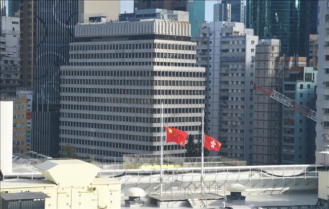 Treo cờ rủ tại một sân vận động ở Hong Kong (Trung Quốc) để tưởng niệm các nạn nhân thiệt mạng trong vụ hỏa hoạn, ngày 29/11/2025. Ảnh: THX/TTXVN