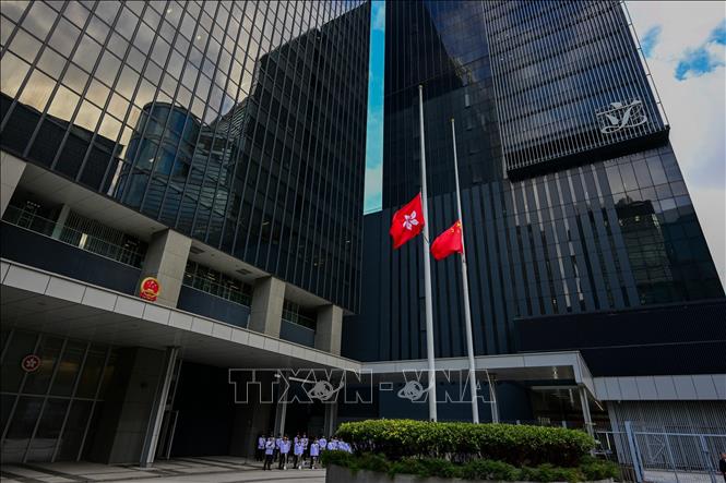 Treo cờ rủ tại các trụ sở công quyền ở Hong Kong (Trung Quốc) để tưởng niệm các nạn nhân thiệt mạng trong vụ hỏa hoạn, ngày 29/11/2025. Ảnh: THX/TTXVN