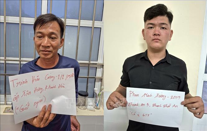 Hai đối tượng Trịnh Hữu Cường và Phan Minh Tường tại cơ quan Công an. Ảnh: TTXVN phát