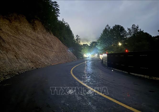 Đoạn đường đèo Mimosa tại Km226+500 – Km226+800 bị đứt gãy hiện đã được thay thế bằng đường mới, đủ cho các phương tiện lưu thông 2 chiều. Ảnh: Nguyễn Dũng – TTXVN