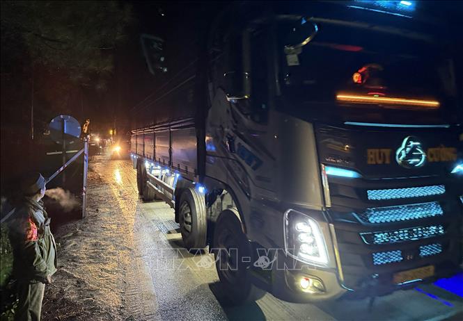 Từ 18 giờ ngày 30/11, các phương tiện bắt đầu lưu thông qua đoạn đường thay thế cho vị trí bị đứt gãy. Ảnh: Nguyễn Dũng – TTXVN