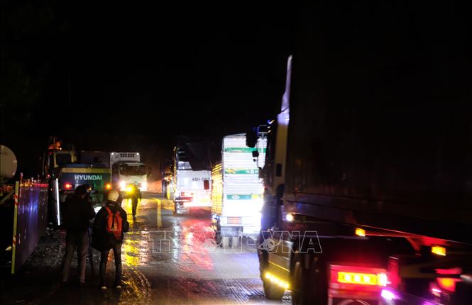 Từ 18 giờ ngày 30/11, các phương tiện bắt đầu lưu thông qua đoạn đường thay thế cho vị trí bị đứt gãy vào đêm 19/11. Ảnh: Nguyễn Dũng – TTXVN