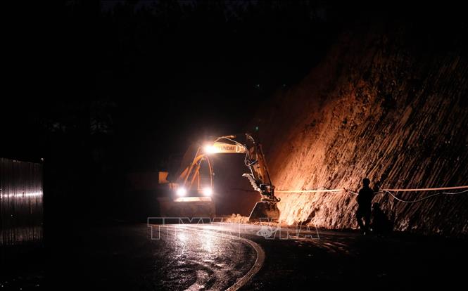 Đơn vị thi công tích cực hoàn thiện các công việc cuối trước khi thông tuyến đèo Mimosa vào 18 giờ ngày 30/11. Ảnh: Nguyễn Dũng – TTXVN