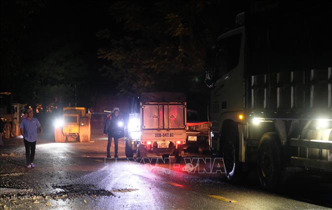 Các phương tiện chờ đến giờ thông tuyến qua đoạn đường thay thế cho vị trí sạt lở trên đèo Mimosa Đà Lạt, tối 30/11. Ảnh: Nguyễn Dũng – TTXVN