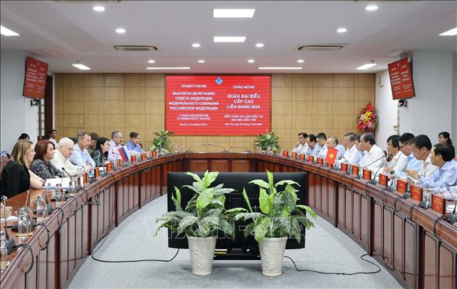 Đoàn đại biểu cấp cao Hội đồng Liên bang Quốc hội Liên bang Nga thăm, làm việc với Đại học Cần Thơ ngày 30/11. Ảnh: Thanh Liêm - TTXVN