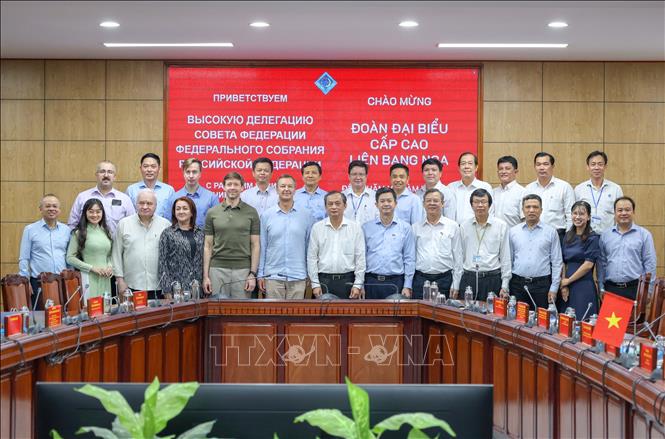 Đoàn đại biểu cấp cao Hội đồng Liên bang Quốc hội Liên bang Nga chụp ảnh chung với lãnh đạo thành phố Cần Thơ và Đại học Cần Thơ. Ảnh: Thanh Liêm - TTXVN