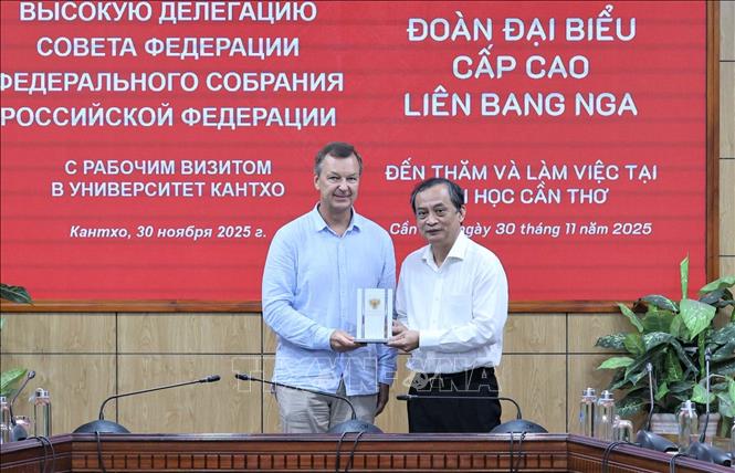 Phó Chủ tịch thứ nhất Hội đồng Liên bang Quốc hội Liên bang Nga A.V. Yatskin tặng quà cho GS.TS Nguyễn Thanh Phương, Chủ tịch Hội đồng trường Đại học Cần Thơ. Ảnh: Thanh Liêm - TTXVN