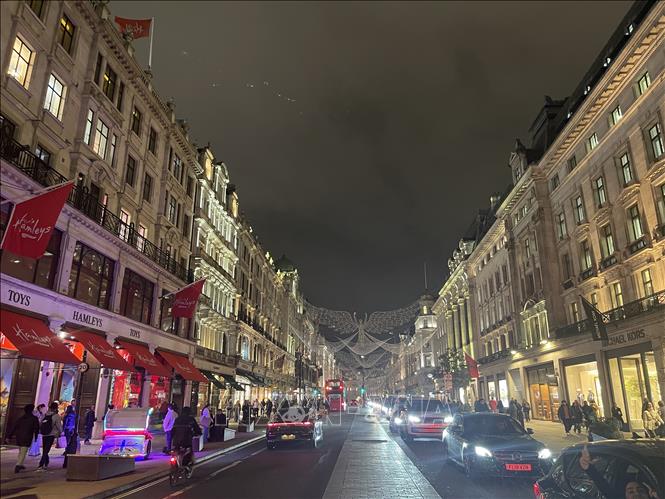 Nằm ở khu phía Tây London, Regent Street là một trong những trung tâm mua sắm nổi tiếng thế giới. Ảnh: Minh Hợp-Pv TTXVN tại Anh