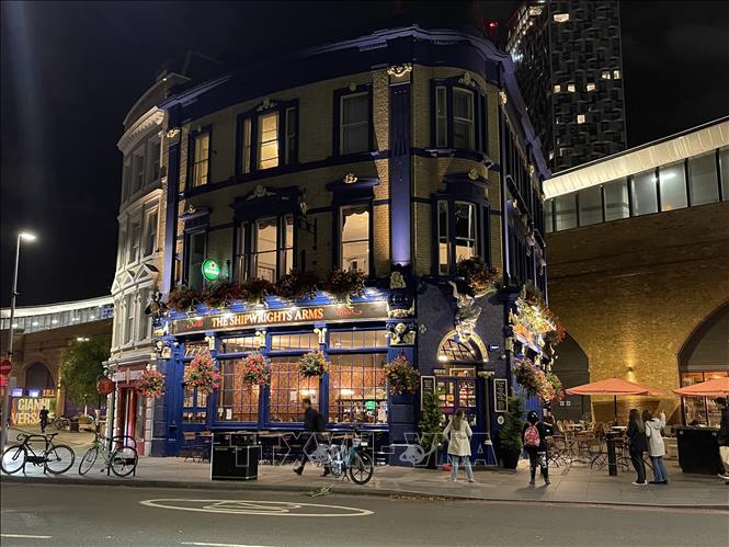 Các quán rượu mở khuya là một phần không thể thiếu trong cuộc sống về đêm ở London. Ảnh: Minh Hợp-Pv TTXVN tại Anh