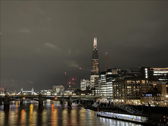 The Shard, tòa nhà 95 tầng cao nhất Tây Âu (hơn 309m), tỏa sáng khi đêm về. Ảnh: Minh Hợp-Pv TTXVN tại Anh