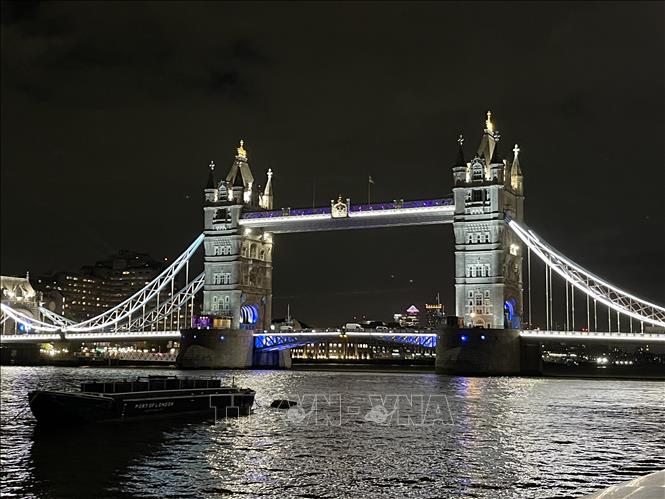 Kiến trúc Gothic được tô điểm bởi hệ thống đèn LEG quanh các tháp và dây cáp mang lại vẻ đẹp ngoạn mục cho cầu Tháp. Ảnh: Minh Hợp-Pv TTXVN tại Anh
