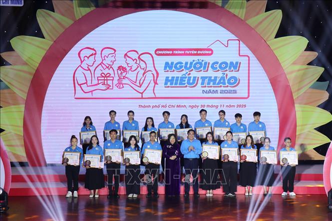 Lãnh đạo Thành phố Hồ Chí Minh tuyên dương khen thưởng gương “Người con hiếu thảo” năm 2025. Ảnh: Thanh Vũ-TTXVN