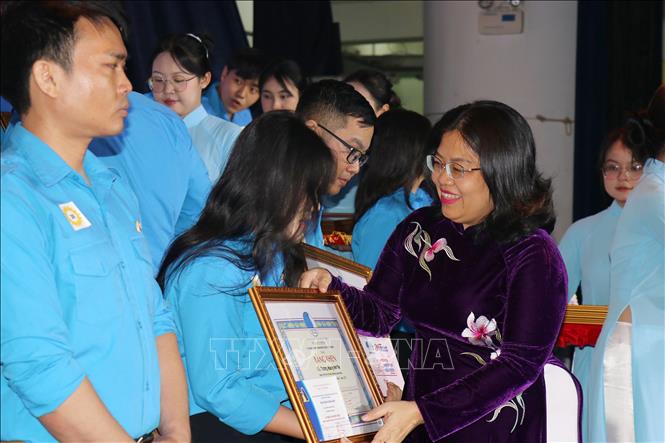 Lãnh đạo Thành phố Hồ Chí Minh tuyên dương khen thưởng gương “Người con hiếu thảo” năm 2025. Ảnh: Thanh Vũ-TTXVN