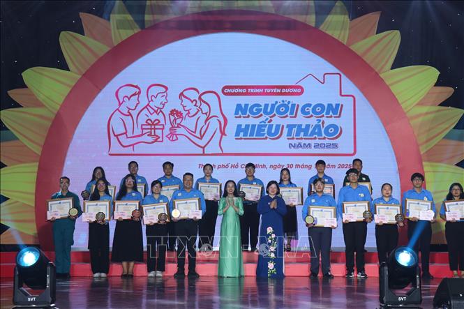 Bà Văn Thị Bạch Tuyết, Phó Bí thư Thành ủy Thành phố Hồ Chí Minh tuyên dương khen thưởng gương “Người con hiếu thảo” năm 2025. Ảnh: Thanh Vũ-TTXVN