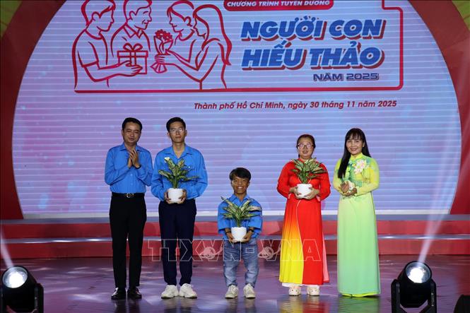 Giao lưu cùng những gương “Người con hiếu thảo” năm 2025. Ảnh: Thanh Vũ-TTXVN