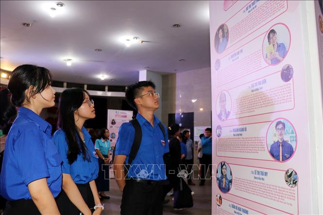 Đoàn viên thanh niên tham quan triển lãm với chủ đề “30 năm Người con hiếu thảo - những bông hoa tiêu biểu của gia đình và xã hội”. Ảnh: Thanh Vũ-TTXVN
