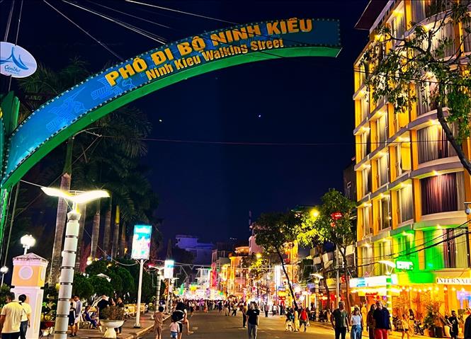 The 750-metre walking street is located on Hai Ba Trung Street in Ninh Kieu ward, next to Ninh Kieu Wharf Park. It will open from 6:30pm-10pm every Saturday and Sunday. VNA Photo: Ánh Tuyết