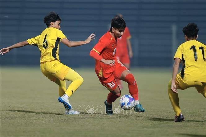 Tình huống đi bóng khéo léo của Nguyễn Lực (số 10, Việt Nam). Ảnh: Minh Quyết - TTXVN
