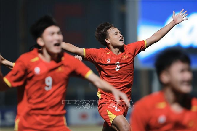 Mạnh Cường (số 3) ăn mừng bàn thắng mở tỷ số cho U17 Việt Nam ở phút thứ 4 của trận đấu. Ảnh: Minh Quyết - TTXVN