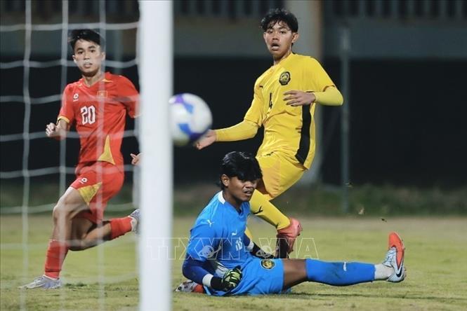 Pha dứt điểm cận thành của Sỹ Bách (số 20, Việt Nam). Ảnh: Minh Quyết - TTXVN
