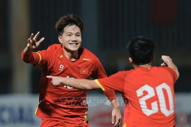 Anh Hào (số 13) ghi bàn nâng tỷ số lên 2-0 cho U17 Việt Nam. Ảnh: Minh Quyết - TTXVN