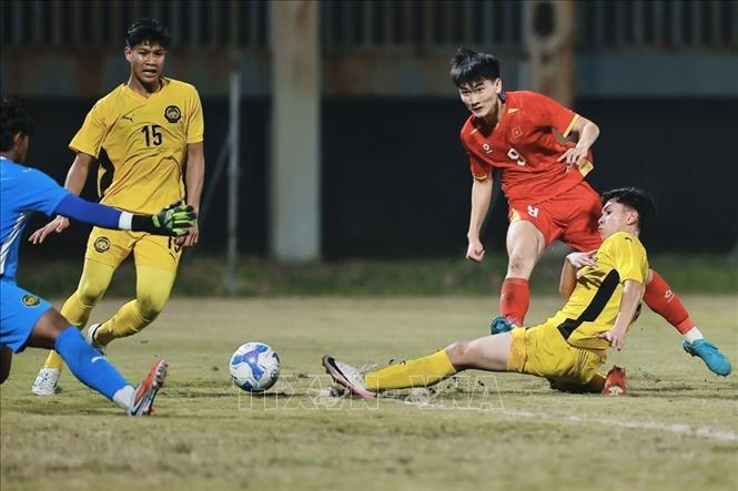 Pha đi bóng thẳng vào trung lộ và dứt điểm của Đại Nhân (số 9, Việt Nam). Ảnh: Minh Quyết - TTXVN