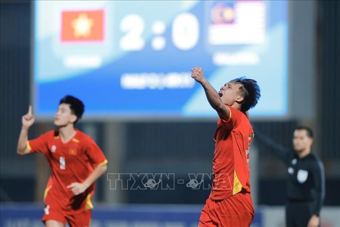 Các cầu thủ U17 Việt Nam ăn mừng bàn thắng thứ 3 vào lưới U17 Malaysia. Ảnh: Minh Quyết - TTXVN