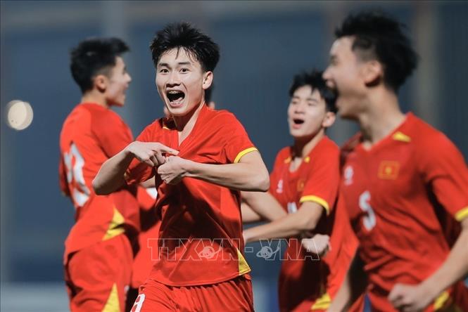 Các cầu thủ U17 Việt Nam ăn mừng bàn thắng thứ 3 vào lưới U17 Malaysia. Ảnh: Minh Quyết - TTXVN