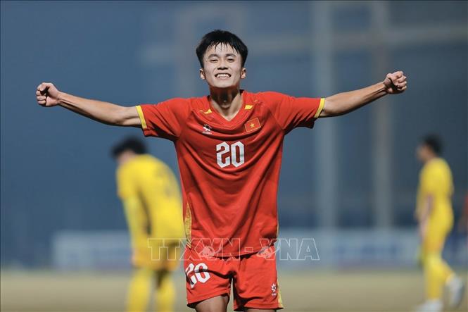 Sỹ Bách ấn định chiến thắng 4-0 cho U17 Việt Nam. Ảnh: Minh Quyết - TTXVN