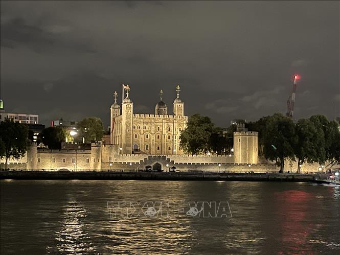 Tháp London (Tower of London) lung linh bên bờ sông Thames. Được xây dựng từ những năm 1070s bởi Vua William I, pháo đài đá này là điểm du lịch nổi tiếng thế giới. Ảnh: Minh Hợp-Pv TTXVN tại Anh