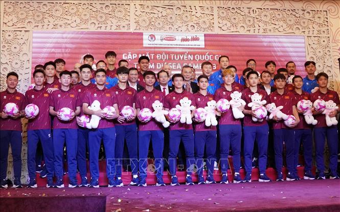 Ban tổ chức tặng quà lưu niệm tới đội tuyển U22 Việt Nam. Ảnh: Trung Tuyến – TTXVN