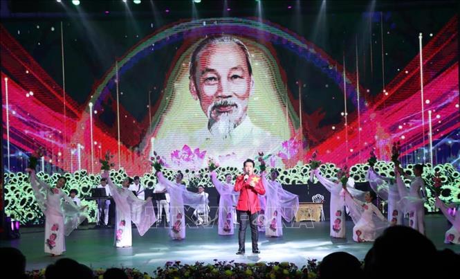 Tiết mục văn nghệ ca ngợi Đảng và Bác Hồ. Ảnh: TTXVN phát