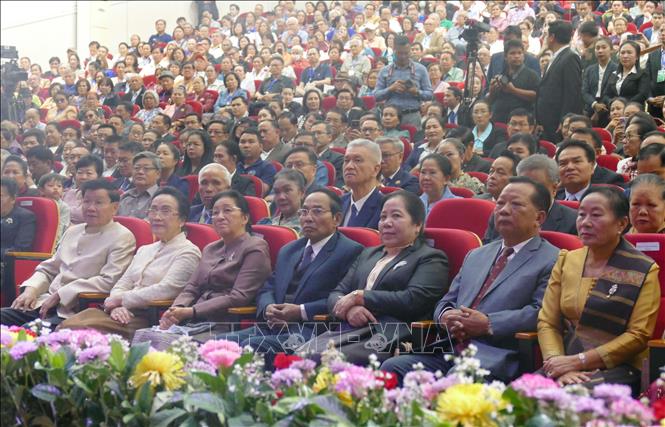 Tổng Bí thư, Chủ tịch nước Lào cùng Phu nhân và các lãnh đạo cấp cao Đảng, Nhà nước Lào tham dự sự kiện. Ảnh: Xuân Tú - PV TTXVN tại Lào