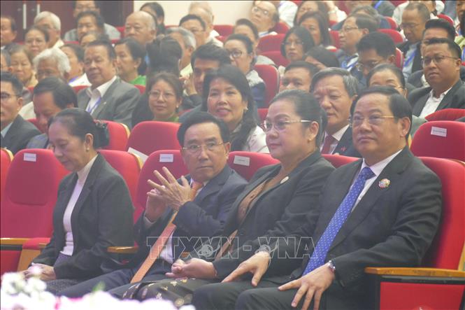 Thủ tướng Lào cùng Phu nhân tham dự sự kiện. Ảnh: Xuân Tú - PV TTXVN tại Lào