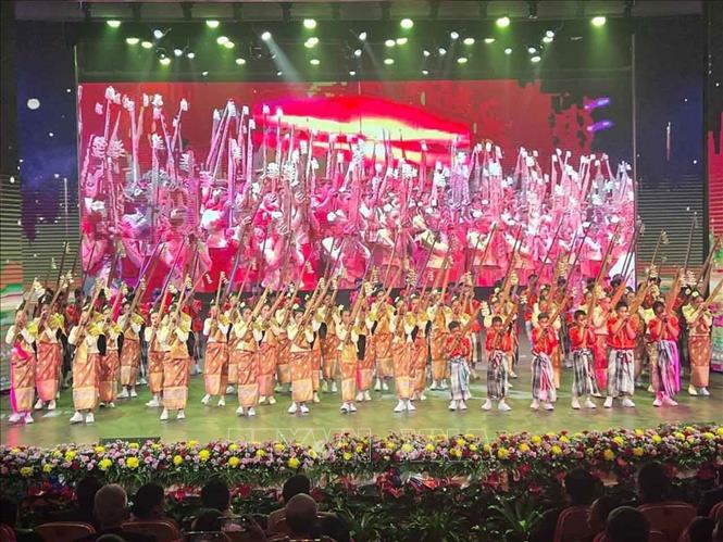 Âm nhạc, vũ điệu và nghệ thuật trình diễn đã tái hiện hình ảnh một nước Lào đang chuyển mình mạnh mẽ, hội nhập sâu rộng nhưng vẫn giữ vững bản sắc văn hóa truyền thống. Ảnh: Đỗ Bá Thành - PV TTXVN tại Lào