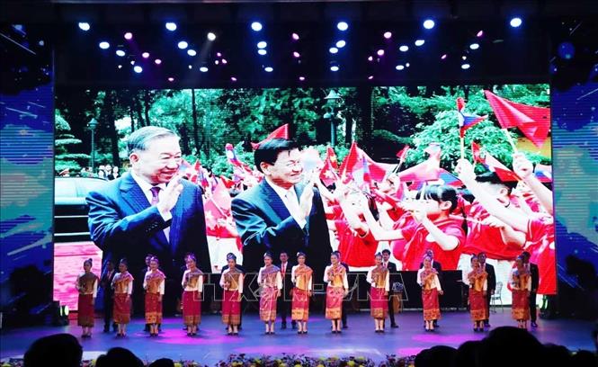 Tiết mục văn nghệ ca ngợi mối quan hệ đặc biệt Việt Nam-Lào. Ảnh: TTXVN phát