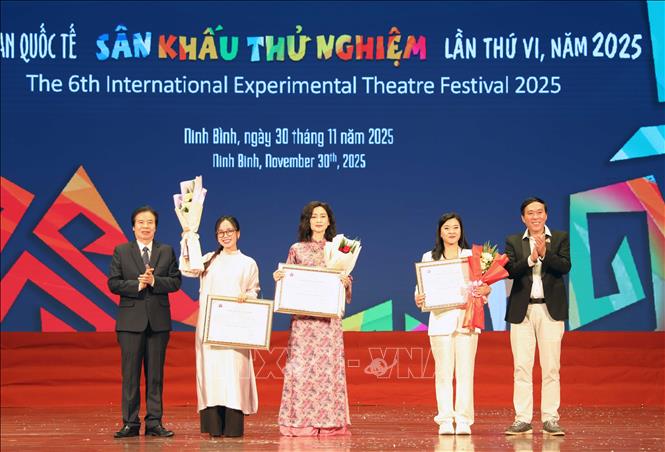 Trao Huy chương Bạc cho các tác phẩm. Ảnh: Nguyễn Chinh - TTXVN