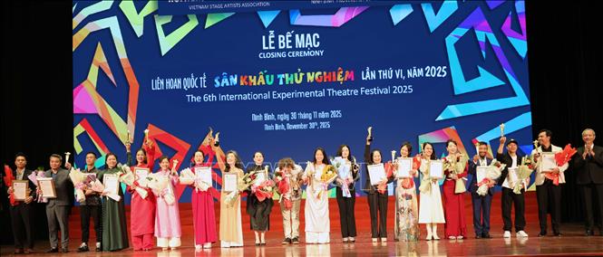 Các diễn viên giành Huy chương Vàng tại liên hoan. Ảnh: Nguyễn Chinh - TTXVN