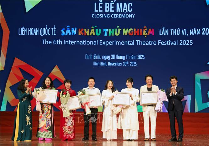 Trao Huy chương Vàng cho các tác phẩm tại liên hoan. Ảnh: Nguyễn Chinh - TTXVN