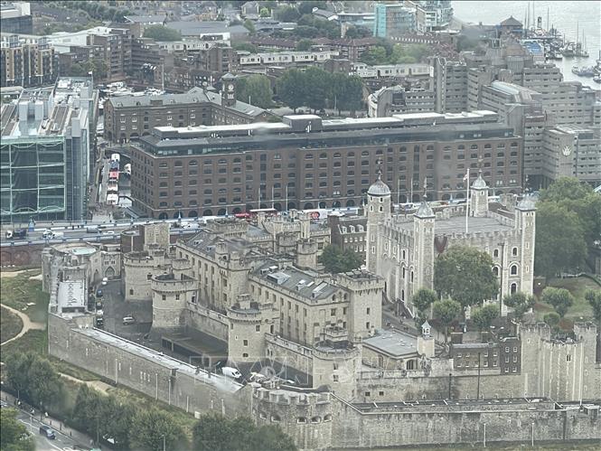 Tháp London (Tower of London), điểm du lịch hàng đầu ở London, nhìn từ Sky Garden. Ảnh: Minh Hợp-Pv TTXVN tại Anh
