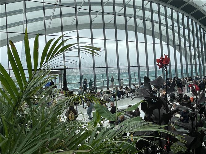 Mở cửa miễn phí, khu vườn thu hút rất đông du khách. Ảnh: Minh Hợp-Pv TTXVN tại Anh