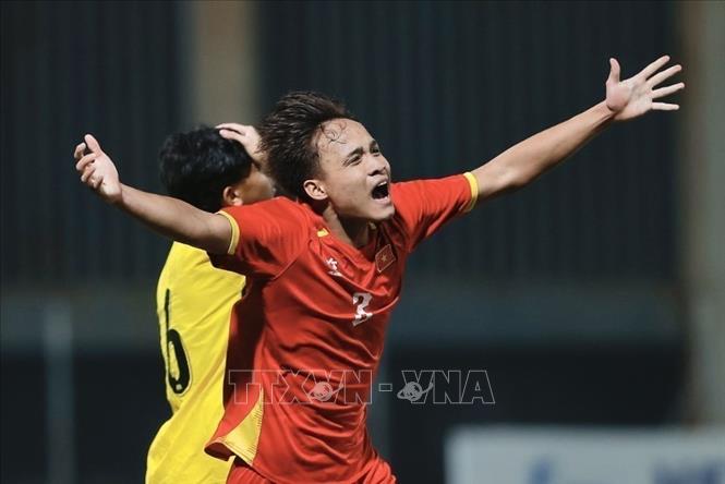Manh Cuong (No. 3) celebrates the opening goal for Vietnam U17 in the 4th minute. Photo: Minh Quyet – VNA