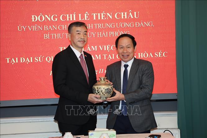 Bí thư Thành ủy Hải Phòng Lê Tiến Châu (trái) tặng quà lưu niệm cho Đại sứ Dương Hoài Nam. Ảnh: Việt Thắng PV TTXVN tại CH Séc