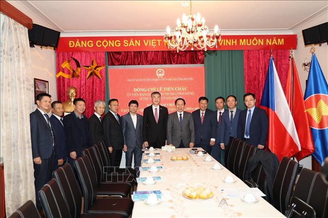 Đoàn công tác thành phố Hải Phòng và Đại sứ Dương Hoài Nam tham dự hội nghị. Ảnh: Việt Thắng - PV TTXVN tại CH Séc