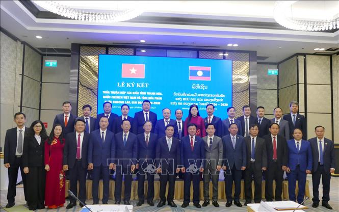 Các đại biểu hai tỉnh Thanh Hóa và Huaphan tham gia lễ ký kết. Ảnh: Xuân Tú - PV TTXVN tại Lào