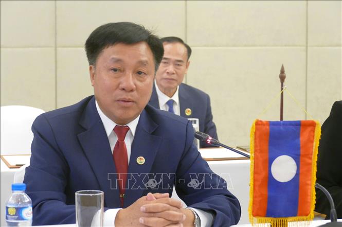 Ông Phoutphanh Keovongxay, Bí thư Tỉnh ủy Huaphan, phát biểu tại Lễ ký kết. Ảnh: Xuân Tú - PV TTXVN tại Lào