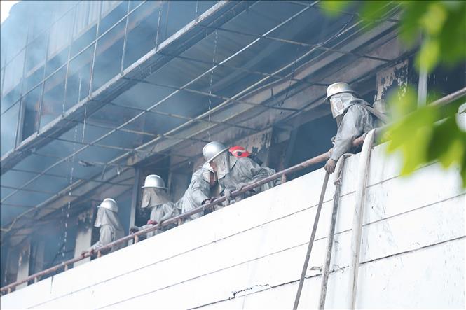 Các lực lượng có mặt ở hiện trường để chữa cháy, cứu hộ cứu nạn. Theo thông tin ban đầu, đám cháy cơ bản đã được khống chế. Ảnh: Lê Đông - TTXVN